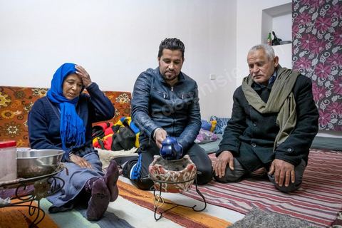 30 novembre 2017 : A Bir Ali avec Khaled Arrami et son père Tahar. Khaled vient juste d'être expulsé d'Italie après un voyage clandestin vers l'Italie. "dans l'avion du retour, affrété par l'Italie, nous étions 30 migrants expulsés vers la Tunisie, on avait les mains attachés et deux policiers pour chaque migrant tout le long du vol".