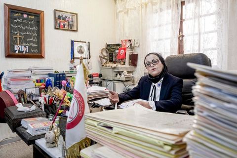 6 ocotbre 2017 : dans le bureau de l'avocate militante Fatma Ben Arfa. « Les femmes tiennent toujours à leur mari, elles ne veulent pas divorcer. Une femme divorcée n’a aucune chance de se remarier. Qui accepterait de se marier avec une divorcée qui a des enfants  ? » interroge l’avocate Fatma Ben Arfa. Derrière la porte capitonnée de son cabinet, maître Ben Arfa qui se targue « d’être dure avec les hommes » est la confidente des drames les plus poignants. « Les femmes viennent pour porter plainte contre une agression et pour réclamer une pension alimentaire [versée dans le cadre des couples mariés] », précise l’avocate. C’est le cas de cette jeune femme de 27 ans mariée en 2016 par amour croyait-elle après trois belles déclarations et promesses de vie heureuse de celui qui allait devenir son mari et battue dès les premiers mois de son mariage au point d’en perdre la rate. « Dès qu’il y a demande de pension, le mari vient et demande le pardon, explique l’avocate, mais le versement de la pension, accordée d’office, est généralement l’occasion d’un nouveau déchainement de violence. Or tant que le couple est marié, la femme est tenue de rester au domicile conjugal ».