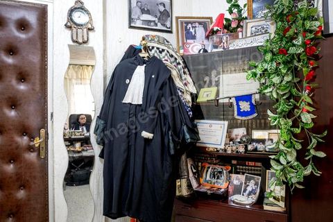 6 ocotbre 2017 : dans le bureau de l'avocate militante Fatma Ben Arfa. « Les femmes tiennent toujours à leur mari, elles ne veulent pas divorcer. Une femme divorcée n’a aucune chance de se remarier. Qui accepterait de se marier avec une divorcée qui a des enfants  ? » interroge l’avocate Fatma Ben Arfa. Derrière la porte capitonnée de son cabinet, maître Ben Arfa qui se targue « d’être dure avec les hommes » est la confidente des drames les plus poignants. « Les femmes viennent pour porter plainte contre une agression et pour réclamer une pension alimentaire [versée dans le cadre des couples mariés] », précise l’avocate. C’est le cas de cette jeune femme de 27 ans mariée en 2016 par amour croyait-elle après trois belles déclarations et promesses de vie heureuse de celui qui allait devenir son mari et battue dès les premiers mois de son mariage au point d’en perdre la rate. « Dès qu’il y a demande de pension, le mari vient et demande le pardon, explique l’avocate, mais le versement de la pension, accordée d’office, est généralement l’occasion d’un nouveau déchainement de violence. Or tant que le couple est marié, la femme est tenue de rester au domicile conjugal ».