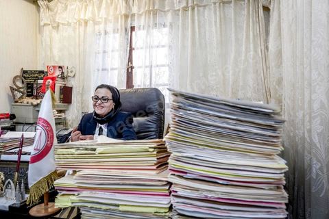 6 ocotbre 2017 : dans le bureau de l'avocate militante Fatma Ben Arfa. « Les femmes tiennent toujours à leur mari, elles ne veulent pas divorcer. Une femme divorcée n’a aucune chance de se remarier. Qui accepterait de se marier avec une divorcée qui a des enfants  ? » interroge l’avocate Fatma Ben Arfa. Derrière la porte capitonnée de son cabinet, maître Ben Arfa qui se targue « d’être dure avec les hommes » est la confidente des drames les plus poignants. « Les femmes viennent pour porter plainte contre une agression et pour réclamer une pension alimentaire [versée dans le cadre des couples mariés] », précise l’avocate. C’est le cas de cette jeune femme de 27 ans mariée en 2016 par amour croyait-elle après trois belles déclarations et promesses de vie heureuse de celui qui allait devenir son mari et battue dès les premiers mois de son mariage au point d’en perdre la rate. « Dès qu’il y a demande de pension, le mari vient et demande le pardon, explique l’avocate, mais le versement de la pension, accordée d’office, est généralement l’occasion d’un nouveau déchainement de violence. Or tant que le couple est marié, la femme est tenue de rester au domicile conjugal ».