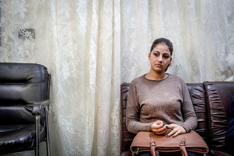 6 ocotbre 2017 : dans le bureau de l'avocate militante Fatma Ben Arfa, Sanaa, femme victime de violences conjuguales. « Les femmes tiennent toujours à leur mari, elles ne veulent pas divorcer. Une femme divorcée n’a aucune chance de se remarier. Qui accepterait de se marier avec une divorcée qui a des enfants  ? » interroge l’avocate Fatma Ben Arfa. Derrière la porte capitonnée de son cabinet, maître Ben Arfa qui se targue « d’être dure avec les hommes » est la confidente des drames les plus poignants. « Les femmes viennent pour porter plainte contre une agression et pour réclamer une pension alimentaire [versée dans le cadre des couples mariés] », précise l’avocate. C’est le cas de cette jeune femme de 27 ans mariée en 2016 par amour croyait-elle après trois belles déclarations et promesses de vie heureuse de celui qui allait devenir son mari et battue dès les premiers mois de son mariage au point d’en perdre la rate. « Dès qu’il y a demande de pension, le mari vient et demande le pardon, explique l’avocate, mais le versement de la pension, accordée d’office, est généralement l’occasion d’un nouveau déchainement de violence. Or tant que le couple est marié, la femme est tenue de rester au domicile conjugal ».