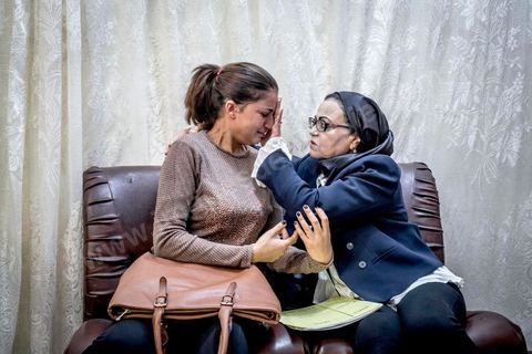 6 ocotbre 2017 : dans le bureau de l'avocate militante Fatma Ben Arfa, Sanaa, femme victime de violences conjuguales. « Les femmes tiennent toujours à leur mari, elles ne veulent pas divorcer. Une femme divorcée n’a aucune chance de se remarier. Qui accepterait de se marier avec une divorcée qui a des enfants  ? » interroge l’avocate Fatma Ben Arfa. Derrière la porte capitonnée de son cabinet, maître Ben Arfa qui se targue « d’être dure avec les hommes » est la confidente des drames les plus poignants. « Les femmes viennent pour porter plainte contre une agression et pour réclamer une pension alimentaire [versée dans le cadre des couples mariés] », précise l’avocate. C’est le cas de cette jeune femme de 27 ans mariée en 2016 par amour croyait-elle après trois belles déclarations et promesses de vie heureuse de celui qui allait devenir son mari et battue dès les premiers mois de son mariage au point d’en perdre la rate. « Dès qu’il y a demande de pension, le mari vient et demande le pardon, explique l’avocate, mais le versement de la pension, accordée d’office, est généralement l’occasion d’un nouveau déchainement de violence. Or tant que le couple est marié, la femme est tenue de rester au domicile conjugal ».