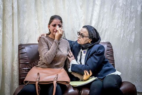 6 ocotbre 2017 : dans le bureau de l'avocate militante Fatma Ben Arfa, Sanaa, femme victime de violences conjuguales. « Les femmes tiennent toujours à leur mari, elles ne veulent pas divorcer. Une femme divorcée n’a aucune chance de se remarier. Qui accepterait de se marier avec une divorcée qui a des enfants  ? » interroge l’avocate Fatma Ben Arfa. Derrière la porte capitonnée de son cabinet, maître Ben Arfa qui se targue « d’être dure avec les hommes » est la confidente des drames les plus poignants. « Les femmes viennent pour porter plainte contre une agression et pour réclamer une pension alimentaire [versée dans le cadre des couples mariés] », précise l’avocate. C’est le cas de cette jeune femme de 27 ans mariée en 2016 par amour croyait-elle après trois belles déclarations et promesses de vie heureuse de celui qui allait devenir son mari et battue dès les premiers mois de son mariage au point d’en perdre la rate. « Dès qu’il y a demande de pension, le mari vient et demande le pardon, explique l’avocate, mais le versement de la pension, accordée d’office, est généralement l’occasion d’un nouveau déchainement de violence. Or tant que le couple est marié, la femme est tenue de rester au domicile conjugal ».