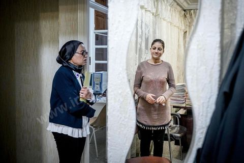 6 ocotbre 2017 : dans le bureau de l'avocate militante Fatma Ben Arfa, Sanaa, femme victime de violences conjuguales. « Les femmes tiennent toujours à leur mari, elles ne veulent pas divorcer. Une femme divorcée n’a aucune chance de se remarier. Qui accepterait de se marier avec une divorcée qui a des enfants  ? » interroge l’avocate Fatma Ben Arfa. Derrière la porte capitonnée de son cabinet, maître Ben Arfa qui se targue « d’être dure avec les hommes » est la confidente des drames les plus poignants. « Les femmes viennent pour porter plainte contre une agression et pour réclamer une pension alimentaire [versée dans le cadre des couples mariés] », précise l’avocate. C’est le cas de cette jeune femme de 27 ans mariée en 2016 par amour croyait-elle après trois belles déclarations et promesses de vie heureuse de celui qui allait devenir son mari et battue dès les premiers mois de son mariage au point d’en perdre la rate. « Dès qu’il y a demande de pension, le mari vient et demande le pardon, explique l’avocate, mais le versement de la pension, accordée d’office, est généralement l’occasion d’un nouveau déchainement de violence. Or tant que le couple est marié, la femme est tenue de rester au domicile conjugal ».