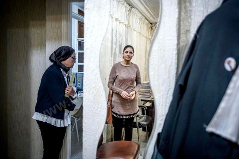 6 ocotbre 2017 : dans le bureau de l'avocate militante Fatma Ben Arfa, Sanaa, femme victime de violences conjuguales. « Les femmes tiennent toujours à leur mari, elles ne veulent pas divorcer. Une femme divorcée n’a aucune chance de se remarier. Qui accepterait de se marier avec une divorcée qui a des enfants  ? » interroge l’avocate Fatma Ben Arfa. Derrière la porte capitonnée de son cabinet, maître Ben Arfa qui se targue « d’être dure avec les hommes » est la confidente des drames les plus poignants. « Les femmes viennent pour porter plainte contre une agression et pour réclamer une pension alimentaire [versée dans le cadre des couples mariés] », précise l’avocate. C’est le cas de cette jeune femme de 27 ans mariée en 2016 par amour croyait-elle après trois belles déclarations et promesses de vie heureuse de celui qui allait devenir son mari et battue dès les premiers mois de son mariage au point d’en perdre la rate. « Dès qu’il y a demande de pension, le mari vient et demande le pardon, explique l’avocate, mais le versement de la pension, accordée d’office, est généralement l’occasion d’un nouveau déchainement de violence. Or tant que le couple est marié, la femme est tenue de rester au domicile conjugal ».