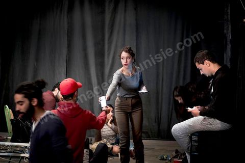7 octobre 2017 : Afraa Ben Azza avec l'équipe d'organisation du Festival. Afraa Ben Azza n’a que 19 ans, mais déjà une solide réputation d’activiste qui se bat sur tous les fronts, pour la sauvegarde du patrimoine de la cité historique du Kef, pour la préparation d’un festival du court-métrage comme pour l’émancipation des femmes. Afraa vit « librement ». Les interpellations de la police lorsqu’elle manifestait n’ont fait que renforcer sa détermination « J’ai fait ma révolution contre un système patriarcal machiste. J’ai construit mon entourage », avance-t-elle fièrement. Devant la poigne et l’obstination de la frêle jeune femme, ses parents ont fini par battre en retraite et admettre son insolente indépendance.A 16 ans Afraa a déposé plainte contre son frère de 22 ans auprès des services de protection de l’enfance. « J’ai été battue par mon frère pour avoir porté plainte ». Depuis l’âge de 13 ans, parce qu’elle fulminait contre la ségrégation entre hommes et femmes à la maison, son frère la battait pour la remettre dans le droit chemin de la soumission avec, si ce n’est l’assentiment, le laisser faire de ses parents. « Tout était bon pour être frappée ». Son fiancé, le célèbre blogueur activiste Aziz Amami, l’une des figures du soulèvement de 2011, juge bon d’ajouter : « il est normal qu’un frère éduque sa sœur ». Et d’expliciter  : « en tunisien frapper se dit éduquer ».