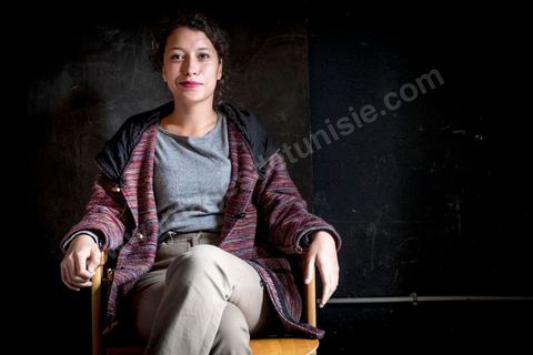 7 octobre 2017 : Afraa Ben Azza. Afraa Ben Azza n’a que 19 ans, mais déjà une solide réputation d’activiste qui se bat sur tous les fronts, pour la sauvegarde du patrimoine de la cité historique du Kef, pour la préparation d’un festival du court-métrage comme pour l’émancipation des femmes. Afraa vit « librement ». Les interpellations de la police lorsqu’elle manifestait n’ont fait que renforcer sa détermination « J’ai fait ma révolution contre un système patriarcal machiste. J’ai construit mon entourage », avance-t-elle fièrement. Devant la poigne et l’obstination de la frêle jeune femme, ses parents ont fini par battre en retraite et admettre son insolente indépendance.A 16 ans Afraa a déposé plainte contre son frère de 22 ans auprès des services de protection de l’enfance. « J’ai été battue par mon frère pour avoir porté plainte ». Depuis l’âge de 13 ans, parce qu’elle fulminait contre la ségrégation entre hommes et femmes à la maison, son frère la battait pour la remettre dans le droit chemin de la soumission avec, si ce n’est l’assentiment, le laisser faire de ses parents. « Tout était bon pour être frappée ». Son fiancé, le célèbre blogueur activiste Aziz Amami, l’une des figures du soulèvement de 2011, juge bon d’ajouter : « il est normal qu’un frère éduque sa sœur ». Et d’expliciter  : « en tunisien frapper se dit éduquer ».