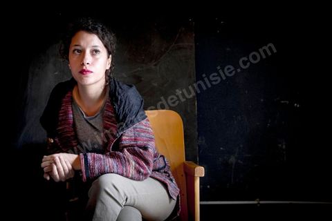 7 octobre 2017 : Afraa Ben Azza. Afraa Ben Azza n’a que 19 ans, mais déjà une solide réputation d’activiste qui se bat sur tous les fronts, pour la sauvegarde du patrimoine de la cité historique du Kef, pour la préparation d’un festival du court-métrage comme pour l’émancipation des femmes. Afraa vit « librement ». Les interpellations de la police lorsqu’elle manifestait n’ont fait que renforcer sa détermination « J’ai fait ma révolution contre un système patriarcal machiste. J’ai construit mon entourage », avance-t-elle fièrement. Devant la poigne et l’obstination de la frêle jeune femme, ses parents ont fini par battre en retraite et admettre son insolente indépendance.A 16 ans Afraa a déposé plainte contre son frère de 22 ans auprès des services de protection de l’enfance. « J’ai été battue par mon frère pour avoir porté plainte ». Depuis l’âge de 13 ans, parce qu’elle fulminait contre la ségrégation entre hommes et femmes à la maison, son frère la battait pour la remettre dans le droit chemin de la soumission avec, si ce n’est l’assentiment, le laisser faire de ses parents. « Tout était bon pour être frappée ». Son fiancé, le célèbre blogueur activiste Aziz Amami, l’une des figures du soulèvement de 2011, juge bon d’ajouter : « il est normal qu’un frère éduque sa sœur ». Et d’expliciter  : « en tunisien frapper se dit éduquer ».