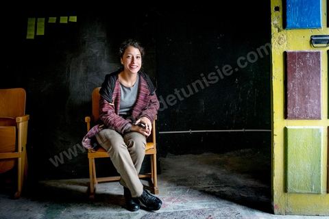 7 octobre 2017 : Afraa Ben Azza. Afraa Ben Azza n’a que 19 ans, mais déjà une solide réputation d’activiste qui se bat sur tous les fronts, pour la sauvegarde du patrimoine de la cité historique du Kef, pour la préparation d’un festival du court-métrage comme pour l’émancipation des femmes. Afraa vit « librement ». Les interpellations de la police lorsqu’elle manifestait n’ont fait que renforcer sa détermination « J’ai fait ma révolution contre un système patriarcal machiste. J’ai construit mon entourage », avance-t-elle fièrement. Devant la poigne et l’obstination de la frêle jeune femme, ses parents ont fini par battre en retraite et admettre son insolente indépendance.A 16 ans Afraa a déposé plainte contre son frère de 22 ans auprès des services de protection de l’enfance. « J’ai été battue par mon frère pour avoir porté plainte ». Depuis l’âge de 13 ans, parce qu’elle fulminait contre la ségrégation entre hommes et femmes à la maison, son frère la battait pour la remettre dans le droit chemin de la soumission avec, si ce n’est l’assentiment, le laisser faire de ses parents. « Tout était bon pour être frappée ». Son fiancé, le célèbre blogueur activiste Aziz Amami, l’une des figures du soulèvement de 2011, juge bon d’ajouter : « il est normal qu’un frère éduque sa sœur ». Et d’expliciter  : « en tunisien frapper se dit éduquer ».