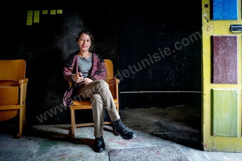 7 octobre 2017 : Afraa Ben Azza. Afraa Ben Azza n’a que 19 ans, mais déjà une solide réputation d’activiste qui se bat sur tous les fronts, pour la sauvegarde du patrimoine de la cité historique du Kef, pour la préparation d’un festival du court-métrage comme pour l’émancipation des femmes. Afraa vit « librement ». Les interpellations de la police lorsqu’elle manifestait n’ont fait que renforcer sa détermination « J’ai fait ma révolution contre un système patriarcal machiste. J’ai construit mon entourage », avance-t-elle fièrement. Devant la poigne et l’obstination de la frêle jeune femme, ses parents ont fini par battre en retraite et admettre son insolente indépendance.A 16 ans Afraa a déposé plainte contre son frère de 22 ans auprès des services de protection de l’enfance. « J’ai été battue par mon frère pour avoir porté plainte ». Depuis l’âge de 13 ans, parce qu’elle fulminait contre la ségrégation entre hommes et femmes à la maison, son frère la battait pour la remettre dans le droit chemin de la soumission avec, si ce n’est l’assentiment, le laisser faire de ses parents. « Tout était bon pour être frappée ». Son fiancé, le célèbre blogueur activiste Aziz Amami, l’une des figures du soulèvement de 2011, juge bon d’ajouter : « il est normal qu’un frère éduque sa sœur ». Et d’expliciter  : « en tunisien frapper se dit éduquer ».