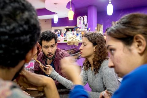 6 octobre 2017 : Afraa Ben Azza Au Cirta, le centre culturel privé qui s’est installé au troisième étage d’un immeuble d’une compagnie d’assurance au cœur du Kef, elle évolue telle une égérie au milieu des jeunes qui rêvent de liberté. Filles et garçons se retrouvent là le soir dans cet unique lieu mixte de vie nocturne, pour boire des sodas, fumer des cigarettes et refaire le monde, tels des rebelles brisant les codes sociaux qui s’abattent comme un couvre-feu sur la ville, faisant de la rue un espace interdit de facto aux femmes dès 18 heures et la nuit tombée.