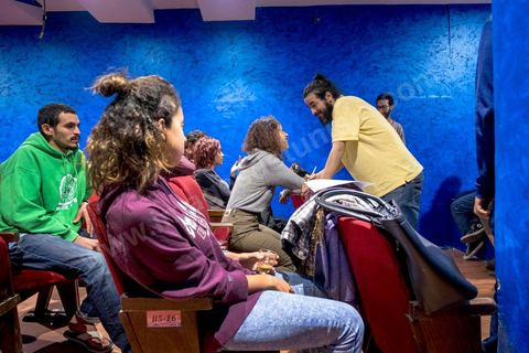 6 octobre 2017 : Afraa Ben Azza et son fiancé Azyz Amami, célèbre bloggeur de la révolution, en réunion dasn la salle de cinéma pour la préparation du festival du film court. Au Cirta, le centre culturel privé qui s’est installé au troisième étage d’un immeuble d’une compagnie d’assurance au cœur du Kef, elle évolue telle une égérie au milieu des jeunes qui rêvent de liberté. Filles et garçons se retrouvent là le soir dans cet unique lieu mixte de vie nocturne, pour boire des sodas, fumer des cigarettes et refaire le monde, tels des rebelles brisant les codes sociaux qui s’abattent comme un couvre-feu sur la ville, faisant de la rue un espace interdit de facto aux femmes dès 18 heures et la nuit tombée.