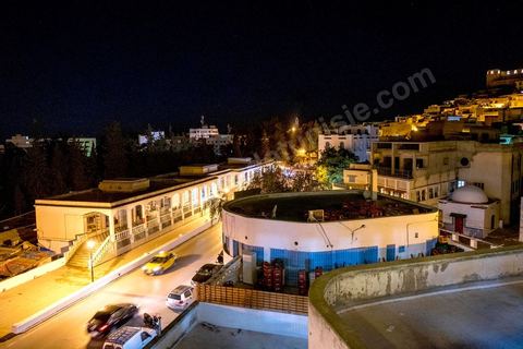 6 octobre 2017 : Vue sur le Kef le soir depuis la terrasse du CIRTA. Au Cirta, le centre culturel privé qui s’est installé au troisième étage d’un immeuble d’une compagnie d’assurance au cœur du Kef, elle évolue telle une égérie au milieu des jeunes qui rêvent de liberté. Filles et garçons se retrouvent là le soir dans cet unique lieu mixte de vie nocturne, pour boire des sodas, fumer des cigarettes et refaire le monde, tels des rebelles brisant les codes sociaux qui s’abattent comme un couvre-feu sur la ville, faisant de la rue un espace interdit de facto aux femmes dès 18 heures et la nuit tombée.