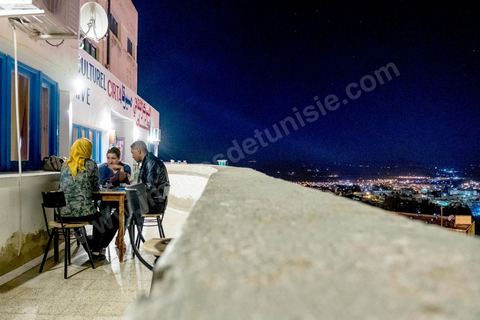 6 octobre 2017 : Terrasse du CIRTA. Au Cirta, le centre culturel privé qui s’est installé au troisième étage d’un immeuble d’une compagnie d’assurance au cœur du Kef, elle évolue telle une égérie au milieu des jeunes qui rêvent de liberté. Filles et garçons se retrouvent là le soir dans cet unique lieu mixte de vie nocturne, pour boire des sodas, fumer des cigarettes et refaire le monde, tels des rebelles brisant les codes sociaux qui s’abattent comme un couvre-feu sur la ville, faisant de la rue un espace interdit de facto aux femmes dès 18 heures et la nuit tombée.