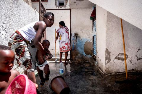 24 juin 2017 : La petite cour est le lieu de vie commune en cette péiode de grande chaleur. Chez Océane, migrante Ivoirienne à Tunis dans un quartier populaire. Elle vit dans une maison avec 2 chambres qu'elle partage avec son fils Eden et cinq autres ivoiriennes. Océane est arrivée en Tunisie en 2010 comme étudiante et est depuis 5 ans en situation irrégulière, ne lui permettant plus de travailler légalement. Il y a deux ans Eden est né, ce jeune garçon plein de joie est devenu sa raison de vivre, elle souhaite trouver un endroit pour vivre normalement et élever son fils. “J’estime que pour vivre bien Tunisie, il me faudrait entre 800 et 1000 dinars. Généralement, je suis plutôt à 350. Entre les couches et la nourriture, les dépenses sont rapides.” La jeune femme travaille de façon irrégulière : elle a quelques patrons qui l’appellent, selon leur besoin, pour faire le ménage chez eux. Une journée lui rapporte entre 25 et 30 dinars.  