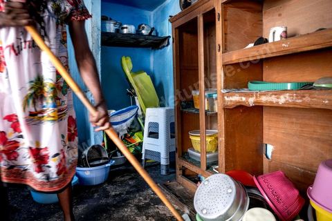 24 juin 2017 : La cusine. Chez Océane, migrante Ivoirienne à Tunis dans un quartier populaire. Elle vit dans une maison avec 2 chambres qu'elle partage avec son fils Eden et cinq autres ivoiriennes. Océane est arrivée en Tunisie en 2010 comme étudiante et est depuis 5 ans en situation irrégulière, ne lui permettant plus de travailler légalement. Il y a deux ans Eden est né, ce jeune garçon plein de joie est devenu sa raison de vivre, elle souhaite trouver un endroit pour vivre normalement et élever son fils. “J’estime que pour vivre bien Tunisie, il me faudrait entre 800 et 1000 dinars. Généralement, je suis plutôt à 350. Entre les couches et la nourriture, les dépenses sont rapides.” La jeune femme travaille de façon irrégulière : elle a quelques patrons qui l’appellent, selon leur besoin, pour faire le ménage chez eux. Une journée lui rapporte entre 25 et 30 dinars.  