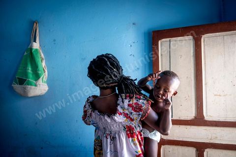 24 juin 2017 : Chez Océane, migrante Ivoirienne à Tunis dans un quartier populaire. Elle vit dans une maison avec 2 chambres qu'elle partage avec son fils Eden et cinq autres ivoiriennes. Océane est arrivée en Tunisie en 2010 comme étudiante et est depuis 5 ans en situation irrégulière, ne lui permettant plus de travailler légalement. Il y a deux ans Eden est né, ce jeune garçon plein de joie est devenu sa raison de vivre, elle souhaite trouver un endroit pour vivre normalement et élever son fils. “J’estime que pour vivre bien Tunisie, il me faudrait entre 800 et 1000 dinars. Généralement, je suis plutôt à 350. Entre les couches et la nourriture, les dépenses sont rapides.” La jeune femme travaille de façon irrégulière : elle a quelques patrons qui l’appellent, selon leur besoin, pour faire le ménage chez eux. Une journée lui rapporte entre 25 et 30 dinars.  