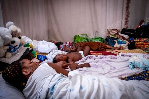 24 juin 2017 : Chez Océane, migrante Ivoirienne à Tunis dans un quartier populaire. Elle vit dans une maison avec 2 chambres qu'elle partage avec son fils Eden et cinq autres ivoiriennes. Océane est arrivée en Tunisie en 2010 comme étudiante et est depuis 5 ans en situation irrégulière, ne lui permettant plus de travailler légalement. Il y a deux ans Eden est né, ce jeune garçon plein de joie est devenu sa raison de vivre, elle souhaite trouver un endroit pour vivre normalement et élever son fils. “J’estime que pour vivre bien Tunisie, il me faudrait entre 800 et 1000 dinars. Généralement, je suis plutôt à 350. Entre les couches et la nourriture, les dépenses sont rapides.” La jeune femme travaille de façon irrégulière : elle a quelques patrons qui l’appellent, selon leur besoin, pour faire le ménage chez eux. Une journée lui rapporte entre 25 et 30 dinars.  