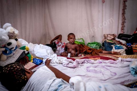 24 juin 2017 : Chez Océane, migrante Ivoirienne à Tunis dans un quartier populaire. Elle vit dans une maison avec 2 chambres qu'elle partage avec son fils Eden et cinq autres ivoiriennes. Océane est arrivée en Tunisie en 2010 comme étudiante et est depuis 5 ans en situation irrégulière, ne lui permettant plus de travailler légalement. Il y a deux ans Eden est né, ce jeune garçon plein de joie est devenu sa raison de vivre, elle souhaite trouver un endroit pour vivre normalement et élever son fils. “J’estime que pour vivre bien Tunisie, il me faudrait entre 800 et 1000 dinars. Généralement, je suis plutôt à 350. Entre les couches et la nourriture, les dépenses sont rapides.” La jeune femme travaille de façon irrégulière : elle a quelques patrons qui l’appellent, selon leur besoin, pour faire le ménage chez eux. Une journée lui rapporte entre 25 et 30 dinars.  