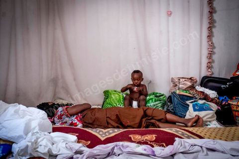 24 juin 2017 : Chez Océane, migrante Ivoirienne à Tunis dans un quartier populaire. Elle vit dans une maison avec 2 chambres qu'elle partage avec son fils Eden et cinq autres ivoiriennes. Océane est arrivée en Tunisie en 2010 comme étudiante et est depuis 5 ans en situation irrégulière, ne lui permettant plus de travailler légalement. Il y a deux ans Eden est né, ce jeune garçon plein de joie est devenu sa raison de vivre, elle souhaite trouver un endroit pour vivre normalement et élever son fils. “J’estime que pour vivre bien Tunisie, il me faudrait entre 800 et 1000 dinars. Généralement, je suis plutôt à 350. Entre les couches et la nourriture, les dépenses sont rapides.” La jeune femme travaille de façon irrégulière : elle a quelques patrons qui l’appellent, selon leur besoin, pour faire le ménage chez eux. Une journée lui rapporte entre 25 et 30 dinars.  