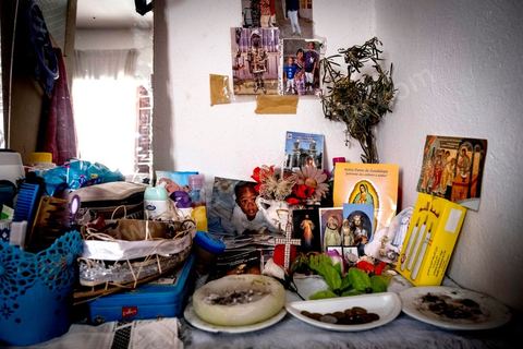 24 juin 2017 : Dans la chambre, la seule table est occupée par les produits de beauté et un autel dédié à Dieu. Chez Océane, migrante Ivoirienne à Tunis dans un quartier populaire. Elle vit dans une maison avec 2 chambres qu'elle partage avec son fils Eden et cinq autres ivoiriennes. Océane est arrivée en Tunisie en 2010 comme étudiante et est depuis 5 ans en situation irrégulière, ne lui permettant plus de travailler légalement. Il y a deux ans Eden est né, ce jeune garçon plein de joie est devenu sa raison de vivre, elle souhaite trouver un endroit pour vivre normalement et élever son fils. “J’estime que pour vivre bien Tunisie, il me faudrait entre 800 et 1000 dinars. Généralement, je suis plutôt à 350. Entre les couches et la nourriture, les dépenses sont rapides.” La jeune femme travaille de façon irrégulière : elle a quelques patrons qui l’appellent, selon leur besoin, pour faire le ménage chez eux. Une journée lui rapporte entre 25 et 30 dinars.  