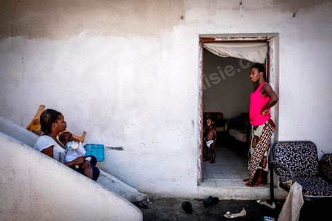 24 juin 2017 : La petite cour est le lieu de vie commune en cette péiode de grande chaleur. Chez Océane, migrante Ivoirienne à Tunis dans un quartier populaire. Elle vit dans une maison avec 2 chambres qu'elle partage avec son fils Eden et cinq autres ivoiriennes. Océane est arrivée en Tunisie en 2010 comme étudiante et est depuis 5 ans en situation irrégulière, ne lui permettant plus de travailler légalement. Il y a deux ans Eden est né, ce jeune garçon plein de joie est devenu sa raison de vivre, elle souhaite trouver un endroit pour vivre normalement et élever son fils. “J’estime que pour vivre bien Tunisie, il me faudrait entre 800 et 1000 dinars. Généralement, je suis plutôt à 350. Entre les couches et la nourriture, les dépenses sont rapides.” La jeune femme travaille de façon irrégulière : elle a quelques patrons qui l’appellent, selon leur besoin, pour faire le ménage chez eux. Une journée lui rapporte entre 25 et 30 dinars.  