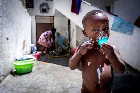 24 juin 2017 : La petite cour est le lieu de vie commune en cette péiode de grande chaleur. Chez Océane, migrante Ivoirienne à Tunis dans un quartier populaire. Elle vit dans une maison avec 2 chambres qu'elle partage avec son fils Eden et cinq autres ivoiriennes. Océane est arrivée en Tunisie en 2010 comme étudiante et est depuis 5 ans en situation irrégulière, ne lui permettant plus de travailler légalement. Il y a deux ans Eden est né, ce jeune garçon plein de joie est devenu sa raison de vivre, elle souhaite trouver un endroit pour vivre normalement et élever son fils. “J’estime que pour vivre bien Tunisie, il me faudrait entre 800 et 1000 dinars. Généralement, je suis plutôt à 350. Entre les couches et la nourriture, les dépenses sont rapides.” La jeune femme travaille de façon irrégulière : elle a quelques patrons qui l’appellent, selon leur besoin, pour faire le ménage chez eux. Une journée lui rapporte entre 25 et 30 dinars.  