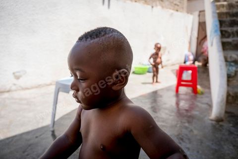 24 juin 2017 : Chez Océane, migrante Ivoirienne à Tunis dans un quartier populaire. Elle vit dans une maison avec 2 chambres qu'elle partage avec son fils Eden et cinq autres ivoiriennes. Océane est arrivée en Tunisie en 2010 comme étudiante et est depuis 5 ans en situation irrégulière, ne lui permettant plus de travailler légalement. Il y a deux ans Eden est né, ce jeune garçon plein de joie est devenu sa raison de vivre, elle souhaite trouver un endroit pour vivre normalement et élever son fils. “J’estime que pour vivre bien Tunisie, il me faudrait entre 800 et 1000 dinars. Généralement, je suis plutôt à 350. Entre les couches et la nourriture, les dépenses sont rapides.” La jeune femme travaille de façon irrégulière : elle a quelques patrons qui l’appellent, selon leur besoin, pour faire le ménage chez eux. Une journée lui rapporte entre 25 et 30 dinars.  