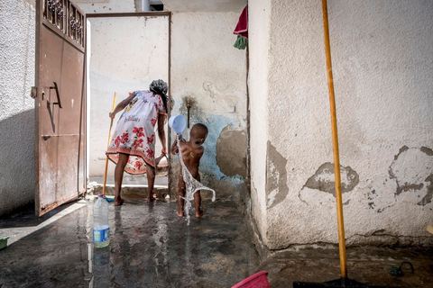 24 juin 2017 : Chez Océane, migrante Ivoirienne à Tunis dans un quartier populaire. Elle vit dans une maison avec 2 chambres qu'elle partage avec son fils Eden et cinq autres ivoiriennes. Océane est arrivée en Tunisie en 2010 comme étudiante et est depuis 5 ans en situation irrégulière, ne lui permettant plus de travailler légalement. Il y a deux ans Eden est né, ce jeune garçon plein de joie est devenu sa raison de vivre, elle souhaite trouver un endroit pour vivre normalement et élever son fils. “J’estime que pour vivre bien Tunisie, il me faudrait entre 800 et 1000 dinars. Généralement, je suis plutôt à 350. Entre les couches et la nourriture, les dépenses sont rapides.” La jeune femme travaille de façon irrégulière : elle a quelques patrons qui l’appellent, selon leur besoin, pour faire le ménage chez eux. Une journée lui rapporte entre 25 et 30 dinars.  