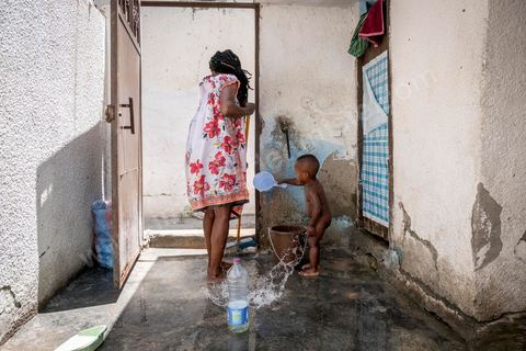 24 juin 2017 : Chez Océane, migrante Ivoirienne à Tunis dans un quartier populaire. Elle vit dans une maison avec 2 chambres qu'elle partage avec son fils Eden et cinq autres ivoiriennes. Océane est arrivée en Tunisie en 2010 comme étudiante et est depuis 5 ans en situation irrégulière, ne lui permettant plus de travailler légalement. Il y a deux ans Eden est né, ce jeune garçon plein de joie est devenu sa raison de vivre, elle souhaite trouver un endroit pour vivre normalement et élever son fils. “J’estime que pour vivre bien Tunisie, il me faudrait entre 800 et 1000 dinars. Généralement, je suis plutôt à 350. Entre les couches et la nourriture, les dépenses sont rapides.” La jeune femme travaille de façon irrégulière : elle a quelques patrons qui l’appellent, selon leur besoin, pour faire le ménage chez eux. Une journée lui rapporte entre 25 et 30 dinars.  