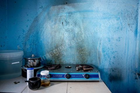 24 juin 2017 : Chez Océane, migrante Ivoirienne à Tunis dans un quartier populaire. Elle vit dans une maison avec 2 chambres qu'elle partage avec son fils Eden et cinq autres ivoiriennes. Océane est arrivée en Tunisie en 2010 comme étudiante et est depuis 5 ans en situation irrégulière, ne lui permettant plus de travailler légalement. Il y a deux ans Eden est né, ce jeune garçon plein de joie est devenu sa raison de vivre, elle souhaite trouver un endroit pour vivre normalement et élever son fils. “J’estime que pour vivre bien Tunisie, il me faudrait entre 800 et 1000 dinars. Généralement, je suis plutôt à 350. Entre les couches et la nourriture, les dépenses sont rapides.” La jeune femme travaille de façon irrégulière : elle a quelques patrons qui l’appellent, selon leur besoin, pour faire le ménage chez eux. Une journée lui rapporte entre 25 et 30 dinars.  