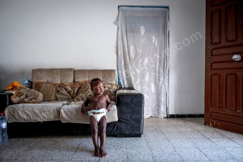 24 juin 2017 : Chez Océane, migrante Ivoirienne à Tunis dans un quartier populaire. Elle vit dans une maison avec 2 chambres qu'elle partage avec son fils Eden et cinq autres ivoiriennes. Océane est arrivée en Tunisie en 2010 comme étudiante et est depuis 5 ans en situation irrégulière, ne lui permettant plus de travailler légalement. Il y a deux ans Eden est né, ce jeune garçon plein de joie est devenu sa raison de vivre, elle souhaite trouver un endroit pour vivre normalement et élever son fils. “J’estime que pour vivre bien Tunisie, il me faudrait entre 800 et 1000 dinars. Généralement, je suis plutôt à 350. Entre les couches et la nourriture, les dépenses sont rapides.” La jeune femme travaille de façon irrégulière : elle a quelques patrons qui l’appellent, selon leur besoin, pour faire le ménage chez eux. Une journée lui rapporte entre 25 et 30 dinars.  