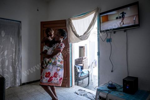 24 juin 2017 : Chez Océane, migrante Ivoirienne à Tunis dans un quartier populaire. Elle vit dans une maison avec 2 chambres qu'elle partage avec son fils Eden et cinq autres ivoiriennes. Océane est arrivée en Tunisie en 2010 comme étudiante et est depuis 5 ans en situation irrégulière, ne lui permettant plus de travailler légalement. Il y a deux ans Eden est né, ce jeune garçon plein de joie est devenu sa raison de vivre, elle souhaite trouver un endroit pour vivre normalement et élever son fils. “J’estime que pour vivre bien Tunisie, il me faudrait entre 800 et 1000 dinars. Généralement, je suis plutôt à 350. Entre les couches et la nourriture, les dépenses sont rapides.” La jeune femme travaille de façon irrégulière : elle a quelques patrons qui l’appellent, selon leur besoin, pour faire le ménage chez eux. Une journée lui rapporte entre 25 et 30 dinars.  