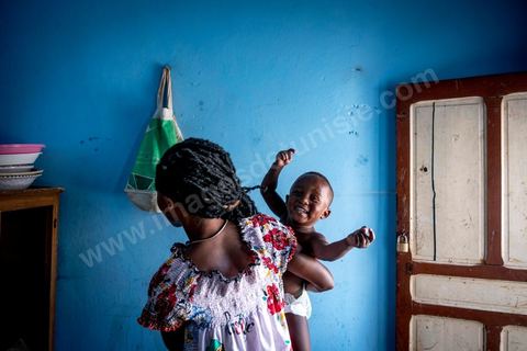 24 juin 2017 : Chez Océane, migrante Ivoirienne à Tunis dans un quartier populaire. Elle vit dans une maison avec 2 chambres qu'elle partage avec son fils Eden et cinq autres ivoiriennes. Océane est arrivée en Tunisie en 2010 comme étudiante et est depuis 5 ans en situation irrégulière, ne lui permettant plus de travailler légalement. Il y a deux ans Eden est né, ce jeune garçon plein de joie est devenu sa raison de vivre, elle souhaite trouver un endroit pour vivre normalement et élever son fils. “J’estime que pour vivre bien Tunisie, il me faudrait entre 800 et 1000 dinars. Généralement, je suis plutôt à 350. Entre les couches et la nourriture, les dépenses sont rapides.” La jeune femme travaille de façon irrégulière : elle a quelques patrons qui l’appellent, selon leur besoin, pour faire le ménage chez eux. Une journée lui rapporte entre 25 et 30 dinars.  