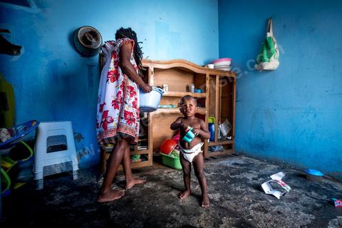 24 juin 2017 : Chez Océane, migrante Ivoirienne à Tunis dans un quartier populaire. Elle vit dans une maison avec 2 chambres qu'elle partage avec son fils Eden et cinq autres ivoiriennes. Océane est arrivée en Tunisie en 2010 comme étudiante et est depuis 5 ans en situation irrégulière, ne lui permettant plus de travailler légalement. Il y a deux ans Eden est né, ce jeune garçon plein de joie est devenu sa raison de vivre, elle souhaite trouver un endroit pour vivre normalement et élever son fils. “J’estime que pour vivre bien Tunisie, il me faudrait entre 800 et 1000 dinars. Généralement, je suis plutôt à 350. Entre les couches et la nourriture, les dépenses sont rapides.” La jeune femme travaille de façon irrégulière : elle a quelques patrons qui l’appellent, selon leur besoin, pour faire le ménage chez eux. Une journée lui rapporte entre 25 et 30 dinars.  