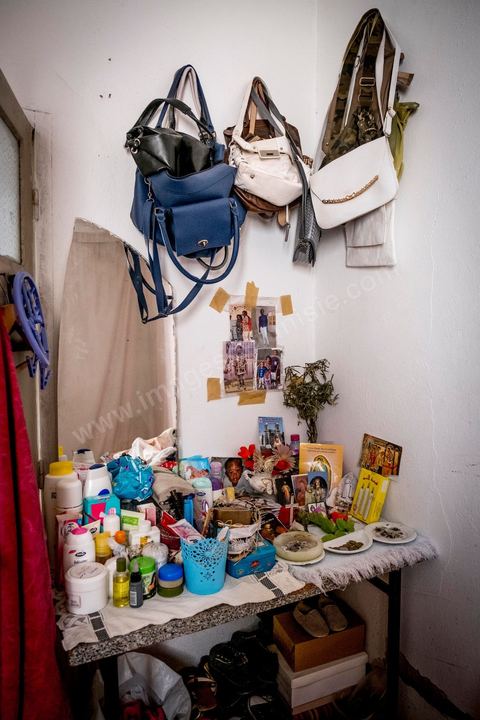 24 juin 2017 : Chez Océane, migrante Ivoirienne à Tunis dans un quartier populaire. Elle vit dans une maison avec 2 chambres qu'elle partage avec son fils Eden et cinq autres ivoiriennes. Océane est arrivée en Tunisie en 2010 comme étudiante et est depuis 5 ans en situation irrégulière, ne lui permettant plus de travailler légalement. Il y a deux ans Eden est né, ce jeune garçon plein de joie est devenu sa raison de vivre, elle souhaite trouver un endroit pour vivre normalement et élever son fils. “J’estime que pour vivre bien Tunisie, il me faudrait entre 800 et 1000 dinars. Généralement, je suis plutôt à 350. Entre les couches et la nourriture, les dépenses sont rapides.” La jeune femme travaille de façon irrégulière : elle a quelques patrons qui l’appellent, selon leur besoin, pour faire le ménage chez eux. Une journée lui rapporte entre 25 et 30 dinars.  