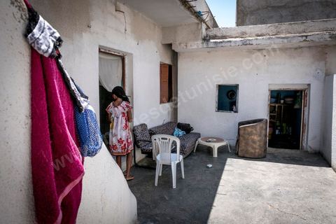 24 juin 2017 : Chez Océane, migrante Ivoirienne à Tunis dans un quartier populaire. Elle vit dans une maison avec 2 chambres qu'elle partage avec son fils Eden et cinq autres ivoiriennes. Océane est arrivée en Tunisie en 2010 comme étudiante et est depuis 5 ans en situation irrégulière, ne lui permettant plus de travailler légalement. Il y a deux ans Eden est né, ce jeune garçon plein de joie est devenu sa raison de vivre, elle souhaite trouver un endroit pour vivre normalement et élever son fils. “J’estime que pour vivre bien Tunisie, il me faudrait entre 800 et 1000 dinars. Généralement, je suis plutôt à 350. Entre les couches et la nourriture, les dépenses sont rapides.” La jeune femme travaille de façon irrégulière : elle a quelques patrons qui l’appellent, selon leur besoin, pour faire le ménage chez eux. Une journée lui rapporte entre 25 et 30 dinars.  