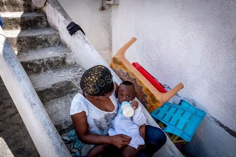 24 juin 2017 : Chez Océane, migrante Ivoirienne à Tunis dans un quartier populaire. Elle vit dans une maison avec 2 chambres qu'elle partage avec son fils Eden et cinq autres ivoiriennes. Océane est arrivée en Tunisie en 2010 comme étudiante et est depuis 5 ans en situation irrégulière, ne lui permettant plus de travailler légalement. Il y a deux ans Eden est né, ce jeune garçon plein de joie est devenu sa raison de vivre, elle souhaite trouver un endroit pour vivre normalement et élever son fils. “J’estime que pour vivre bien Tunisie, il me faudrait entre 800 et 1000 dinars. Généralement, je suis plutôt à 350. Entre les couches et la nourriture, les dépenses sont rapides.” La jeune femme travaille de façon irrégulière : elle a quelques patrons qui l’appellent, selon leur besoin, pour faire le ménage chez eux. Une journée lui rapporte entre 25 et 30 dinars.  