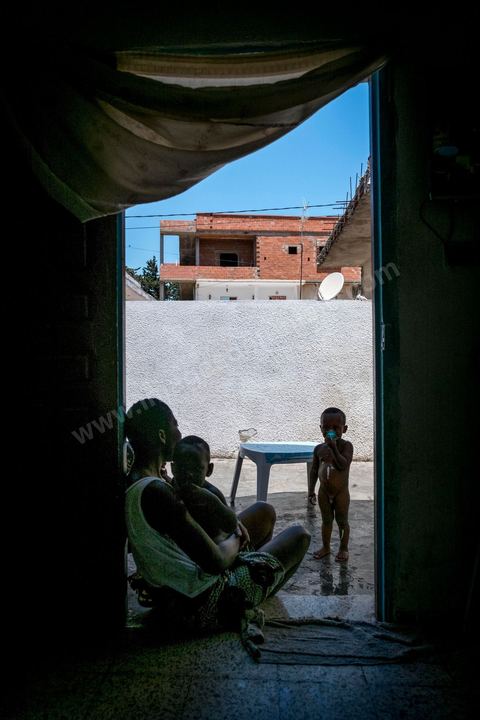 24 juin 2017 : Chez Océane, migrante Ivoirienne à Tunis dans un quartier populaire. Elle vit dans une maison avec 2 chambres qu'elle partage avec son fils Eden et cinq autres ivoiriennes. Océane est arrivée en Tunisie en 2010 comme étudiante et est depuis 5 ans en situation irrégulière, ne lui permettant plus de travailler légalement. Il y a deux ans Eden est né, ce jeune garçon plein de joie est devenu sa raison de vivre, elle souhaite trouver un endroit pour vivre normalement et élever son fils. “J’estime que pour vivre bien Tunisie, il me faudrait entre 800 et 1000 dinars. Généralement, je suis plutôt à 350. Entre les couches et la nourriture, les dépenses sont rapides.” La jeune femme travaille de façon irrégulière : elle a quelques patrons qui l’appellent, selon leur besoin, pour faire le ménage chez eux. Une journée lui rapporte entre 25 et 30 dinars.  