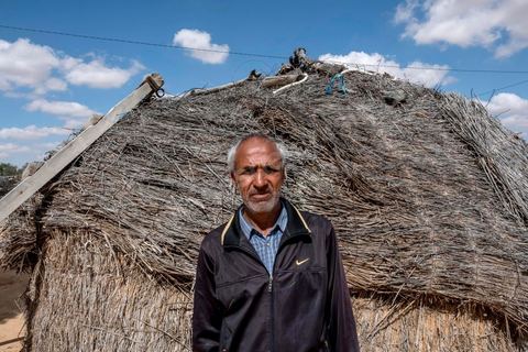 16 octobre 2017 : Chez Ahmed Hattay, jeune homme de 21 ans, mort lors de la collision de leur bateau avec un navire militaire tunisien lors de la traversée clandestine vers l'Italie. La famille et les voisins se réunissent quotidiennement pour partager le deuil, "ici nous sommes pauvres, nous n'avons pas de travail" nous répète le père Magtouf Hattay. Dans la nuit du 8 au 9 octobre 2017 un bateau de pêcheur avec plus de 90 migrants clandestins tunisiens à bord a été percuté "accidentellement" (selon source officielle) provocant la mort et disparition d'une cinquantaine de jeunes tunisiens les autres ayant été rescapé apr ce meme navire tunisien. 