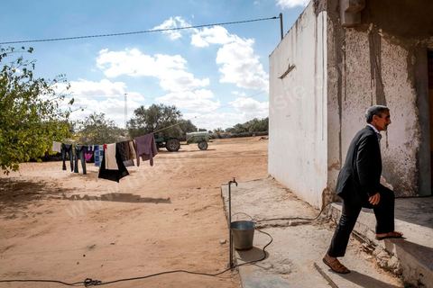 16 octobre 2017 : Chez Ahmed Hattay, jeune homme de 21 ans, mort lors de la collision de leur bateau avec un navire militaire tunisien lors de la traversée clandestine vers l'Italie. La famille et les voisins se réunissent quotidiennement pour partager le deuil, "ici nous sommes pauvres, nous n'avons pas de travail" nous répète le père Magtouf Hattay. Dans la nuit du 8 au 9 octobre 2017 un bateau de pêcheur avec plus de 90 migrants clandestins tunisiens à bord a été percuté "accidentellement" (selon source officielle) provocant la mort et disparition d'une cinquantaine de jeunes tunisiens les autres ayant été rescapé apr ce meme navire tunisien. 
