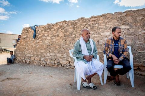 16 octobre 2017 : Nasr avec son père et sa mère à Ltaifa, à 15 km de Bir Ali, Nasr Nasr, 30 ans, nous reçoit chez ses parents pour nous relater les circonstances du drame vécu en mer, il est le dernier rescapé après avoir passé 1h30 dans la mer, sauvé par son gilet de sauvetage, l'un des rares à en avoir un. Dans la nuit du 8 au 9 octobre 2017 un bateau de pêcheur avec plus de 90 migrants clandestins tunisiens à bord a été percuté "accidentellement" (selon source officielle) provocant la mort et disparition d'une cinquantaine de jeunes tunisiens les autres ayant été rescapé apr ce meme navire tunisien. 