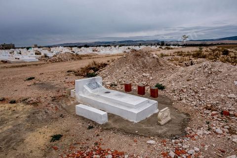 10 novembre 2017 : dans le cimetière de Oueslatia, la tombe Anis Amri est à l'écart des autres tombes du cimetière. Anis Amri, originaire de Oueslatia est l'auteur de l’attentat du 19 décembre 2016 à Berlin, attaque terroriste islamiste au camion-bélier qui s'est déroulée au marché de Noël de la Breitscheidplatz, à Berlin-Charlottenbourg en Allemagne, le 19 décembre 2016 faisant douze victimes et plus de cinquante blessés.L'attentat est revendiqué le lendemain par l'organisation État islamique. Anis Amri, tunisien de 24 ans et meurtrier présumé, est tué à Milan dans la nuit du 22 au 23 décembre après une « cavale » de quatre jours à travers l'Europe.