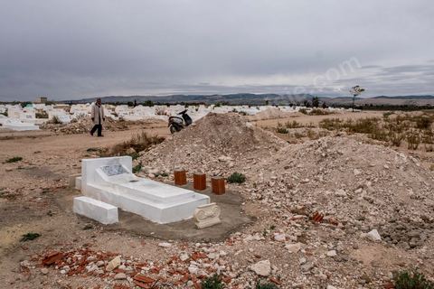 10 novembre 2017 : dans le cimetière de Oueslatia, la tombe Anis Amri est à l'écart des autres tombes du cimetière. Anis Amri, originaire de Oueslatia est l'auteur de l’attentat du 19 décembre 2016 à Berlin, attaque terroriste islamiste au camion-bélier qui s'est déroulée au marché de Noël de la Breitscheidplatz, à Berlin-Charlottenbourg en Allemagne, le 19 décembre 2016 faisant douze victimes et plus de cinquante blessés.L'attentat est revendiqué le lendemain par l'organisation État islamique. Anis Amri, tunisien de 24 ans et meurtrier présumé, est tué à Milan dans la nuit du 22 au 23 décembre après une « cavale » de quatre jours à travers l'Europe.