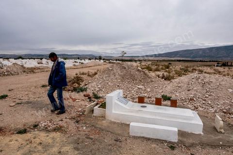 10 novembre 2017 : dans le cimetière de Oueslatia, la tombe Anis Amri est à l'écart des autres tombes du cimetière. Anis Amri, originaire de Oueslatia est l'auteur de l’attentat du 19 décembre 2016 à Berlin, attaque terroriste islamiste au camion-bélier qui s'est déroulée au marché de Noël de la Breitscheidplatz, à Berlin-Charlottenbourg en Allemagne, le 19 décembre 2016 faisant douze victimes et plus de cinquante blessés.L'attentat est revendiqué le lendemain par l'organisation État islamique. Anis Amri, tunisien de 24 ans et meurtrier présumé, est tué à Milan dans la nuit du 22 au 23 décembre après une « cavale » de quatre jours à travers l'Europe.