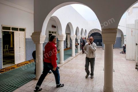 10 novembre 2017 : en ce jour de vendredi la mosquée est le lieu de rendez vous des gens de Oueslatia. La mosquée de Arrahama (la clémence) fut entre 2012 et 2013 un lieu de prédications et de recrutements par les salafistes de jeunes partis en Libye et Syrie. 