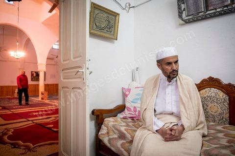 10 novembre 2017 : l'Imam de la mosquée de Arrahma (la clémence) Chokri Khammari, nous reçoit pour nous confirmer qu'aujourd'hui sa mosquée est sous le controle du gouvernement. Suite à l'attentat de Anis Amri à Berlin il a consacré 6 prêches pour rappeler aux fidèles que tous crimes sont punis dans l'islam. 