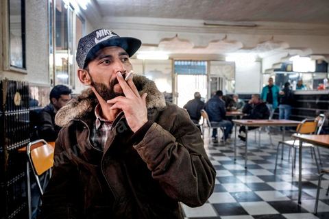 10 novembre 2017 : au  café Beladia au centre ville de Oueslatia, Badii comme de nombreux jeunes sans emploi passent le plus clair de leur temps. Le café restant avec les mosquées le seul lieu de rencontres après la disparition depuis plus de 20 ans des lieux culturels comme la maison de la culture, le ciné club ou les espaces sportifs. 