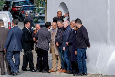 20 novembre 2017 : devant la maison de Azzedine Alaïa dans le village de Sidi Bou Saïd, banlieue de Tunis, les personnalités viennent présenter leurs condoléances à al famille du défunt. Venue du Président tunisie Béji Caïd Essebsi, de Naomi Campbell, Farida Khelfa et Afef Jnifen. 