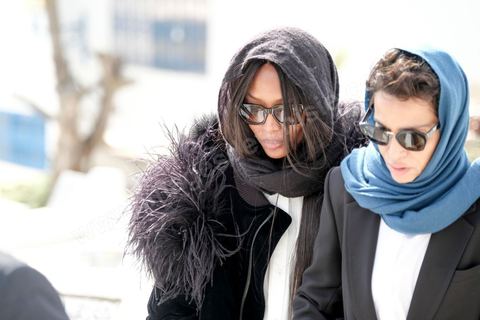 20 novembre 2017 : Arrivée au cimetière à travers les rues du village de Sidi Bou Saïd, banlieue de Tunis, de Naomi Campbell et Farida Khelfa pour l'enterrement de Azzdine Alaïa